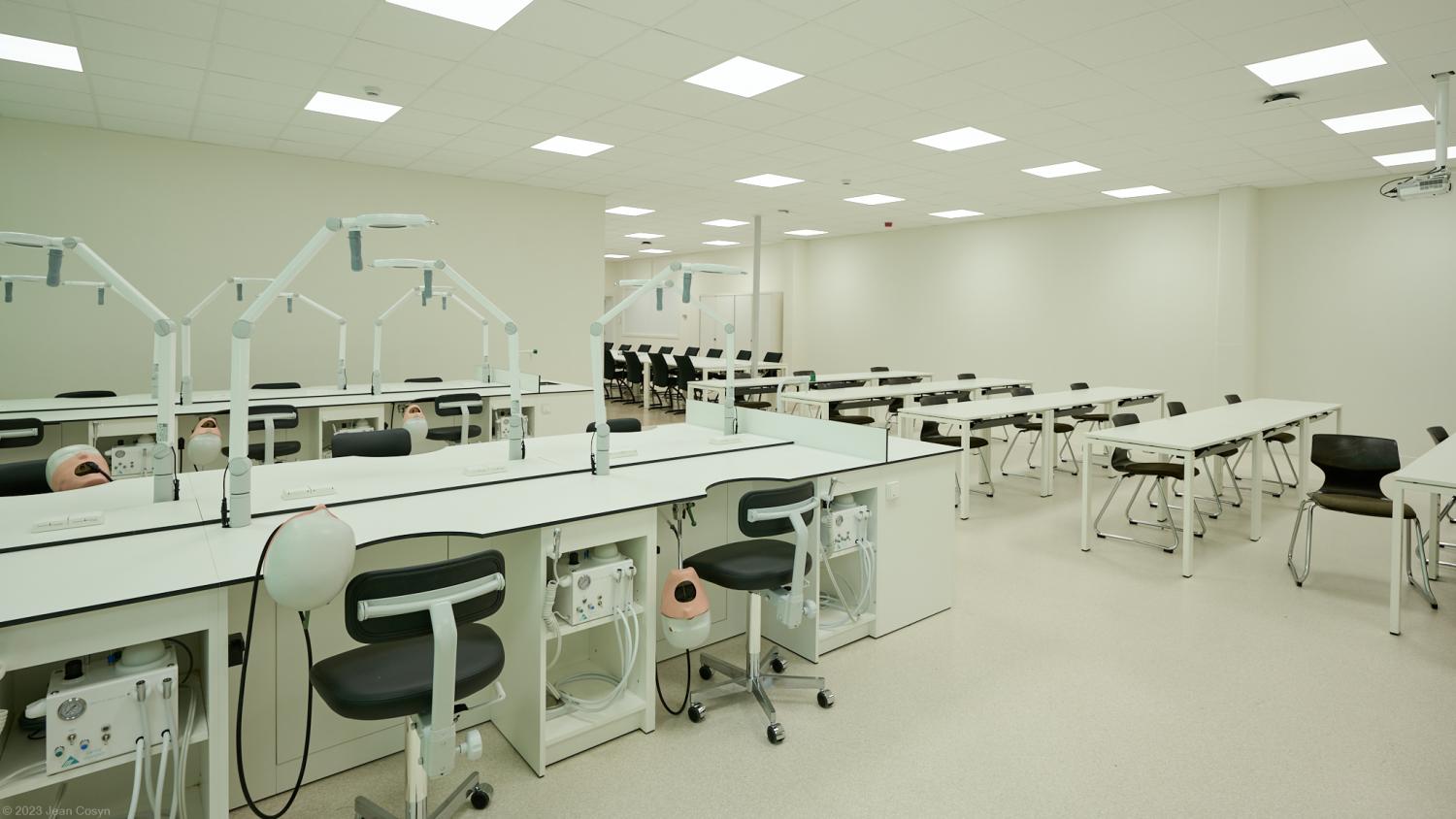 Het gerenoveerde fantoomlab van het Universitair Tandheelkundig Centrum Het gerenoveerde fantoomlab van het Universitair Tandheelkundig Centrum