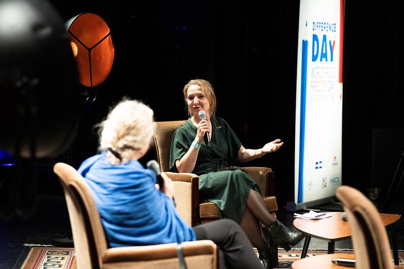 Auteur en VUB-fellow Alicja Gescinska interviewde Amerikaans journalist Jennifer Clement tijdens Difference Day
