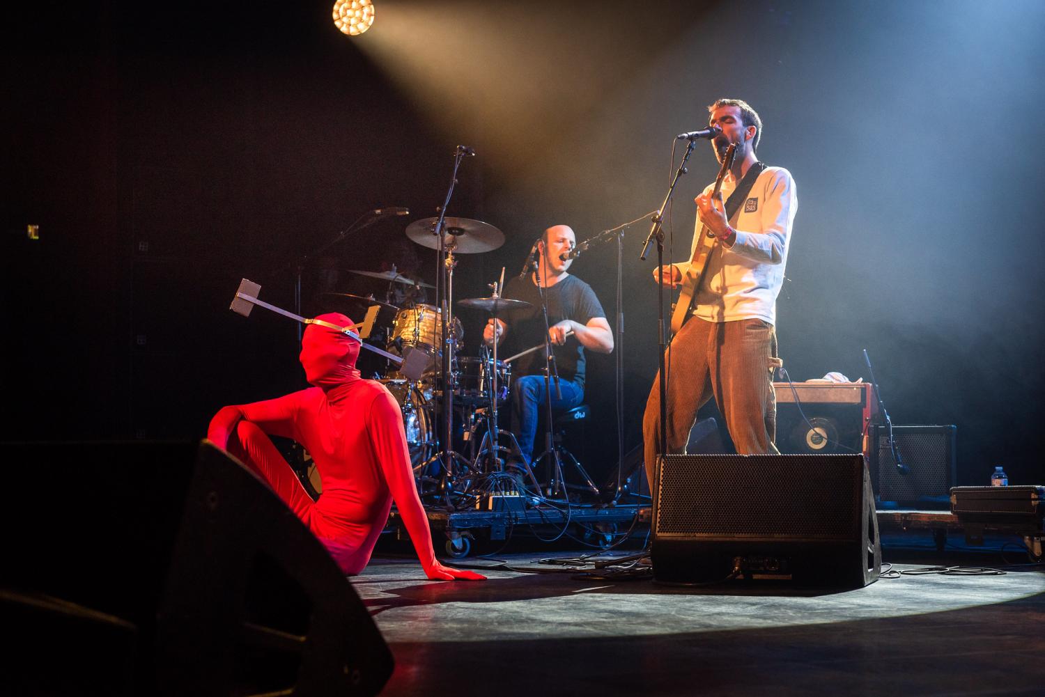 Black Box Revelation op het podium tijdens een academische openingszitting