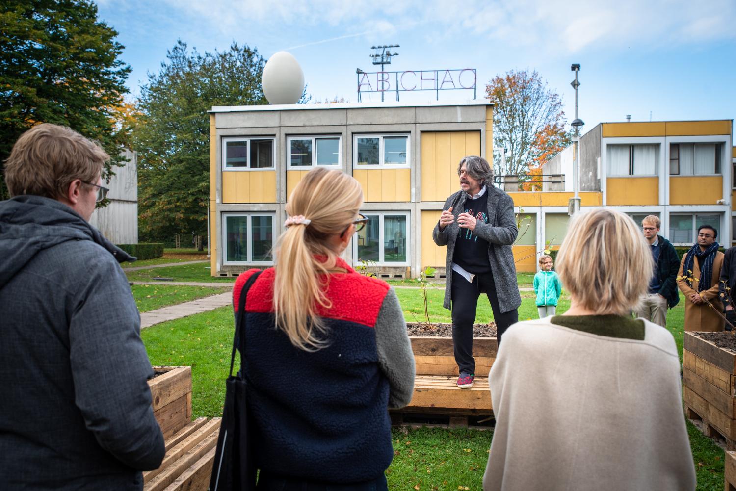 Kunstenaar Koen Vanmechelen creëerde met Ab Chao – Lamousin een permanent, levend kunstwerk op de VUB campus