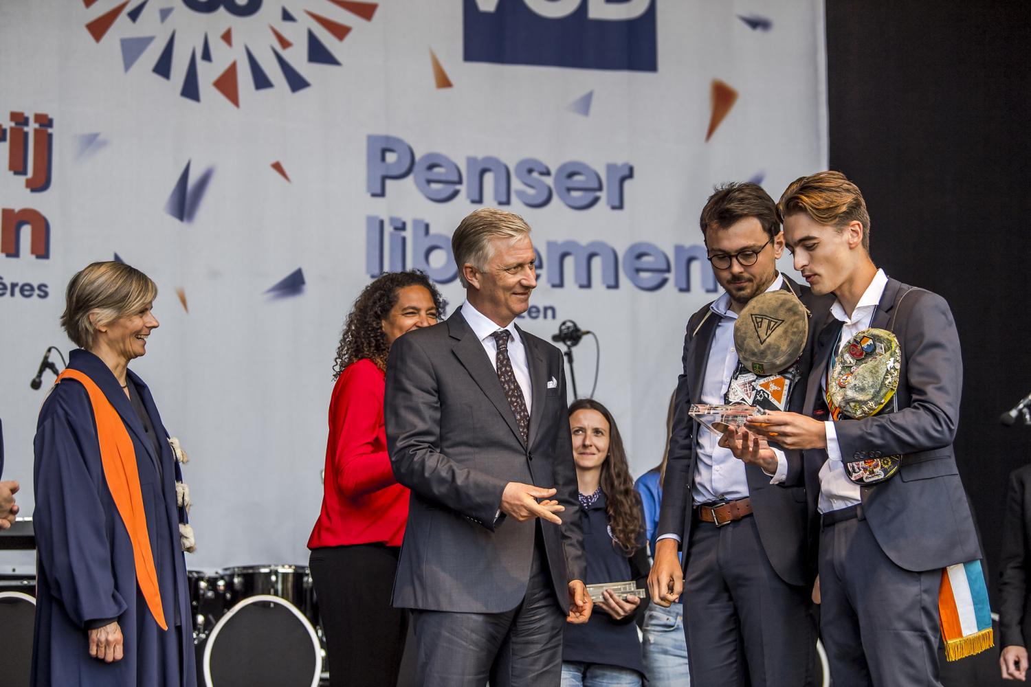 Koning Filip op het podium van de academische opening