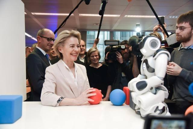 Ursula von der Leyen brengt bezoek aan labo