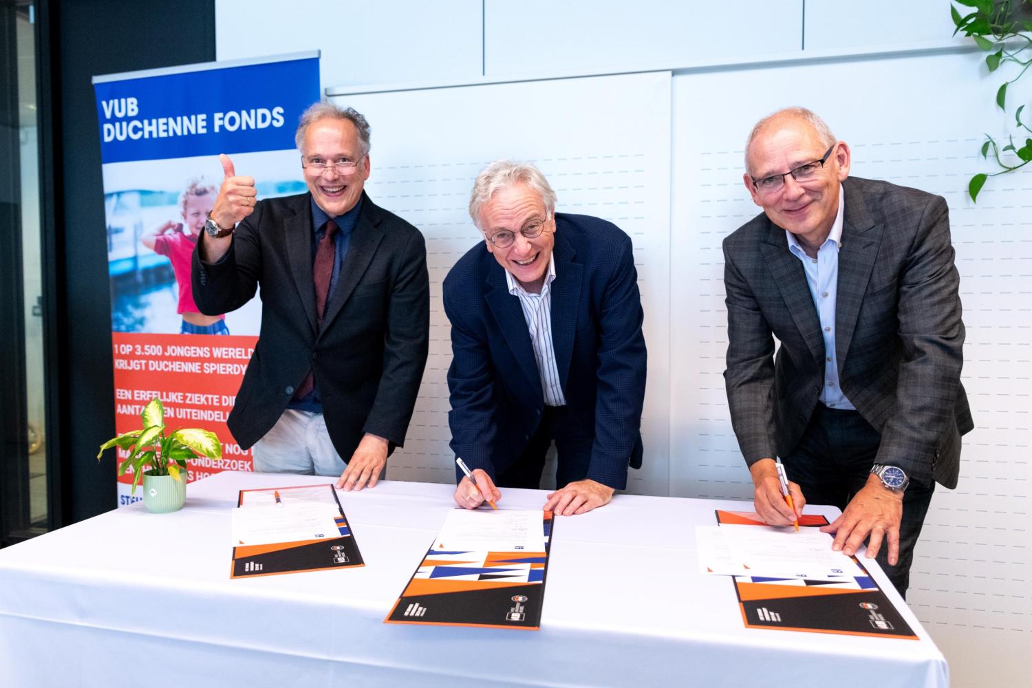 professoren en vicerector ondetekenen overeenkomst ondertekening VUB Duchenne fonds