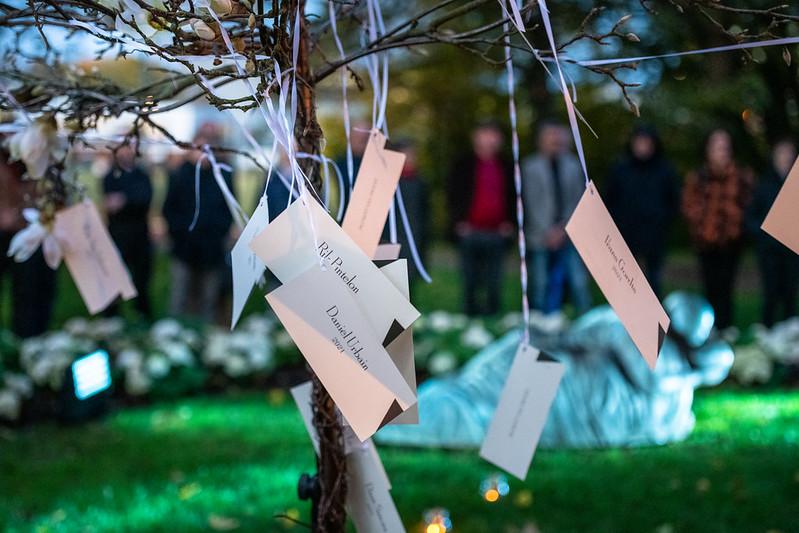 Boom met naamkaartjes tijdens het moment van troost
