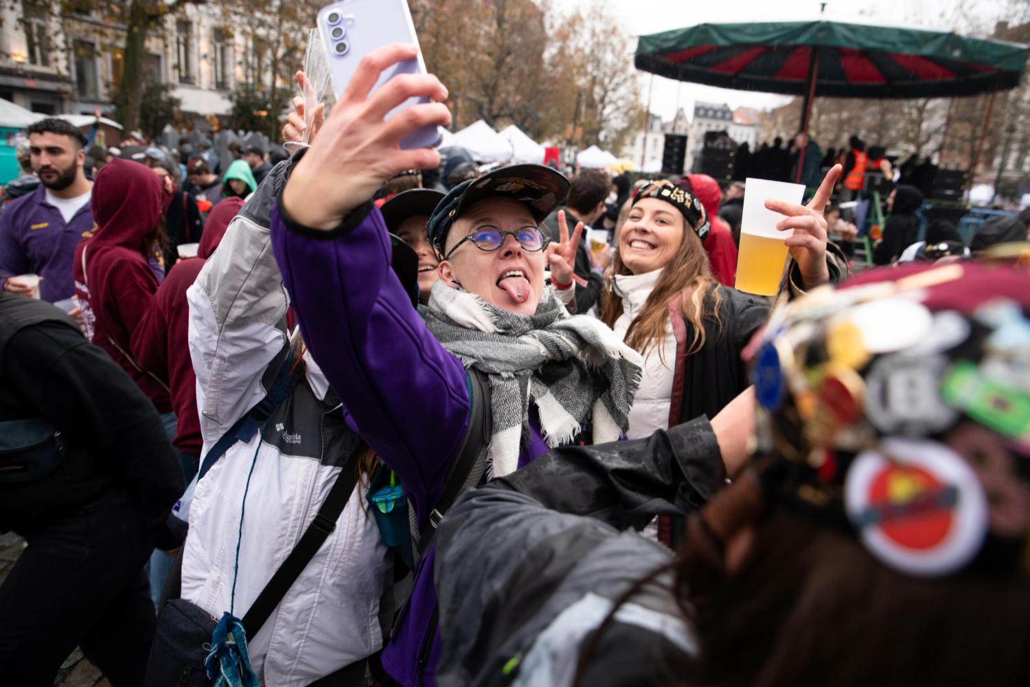 Studenten feesten op de zavel