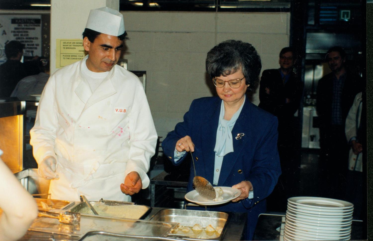 Els Witte schept eten op in het universiteitsrestaurant van de VUB