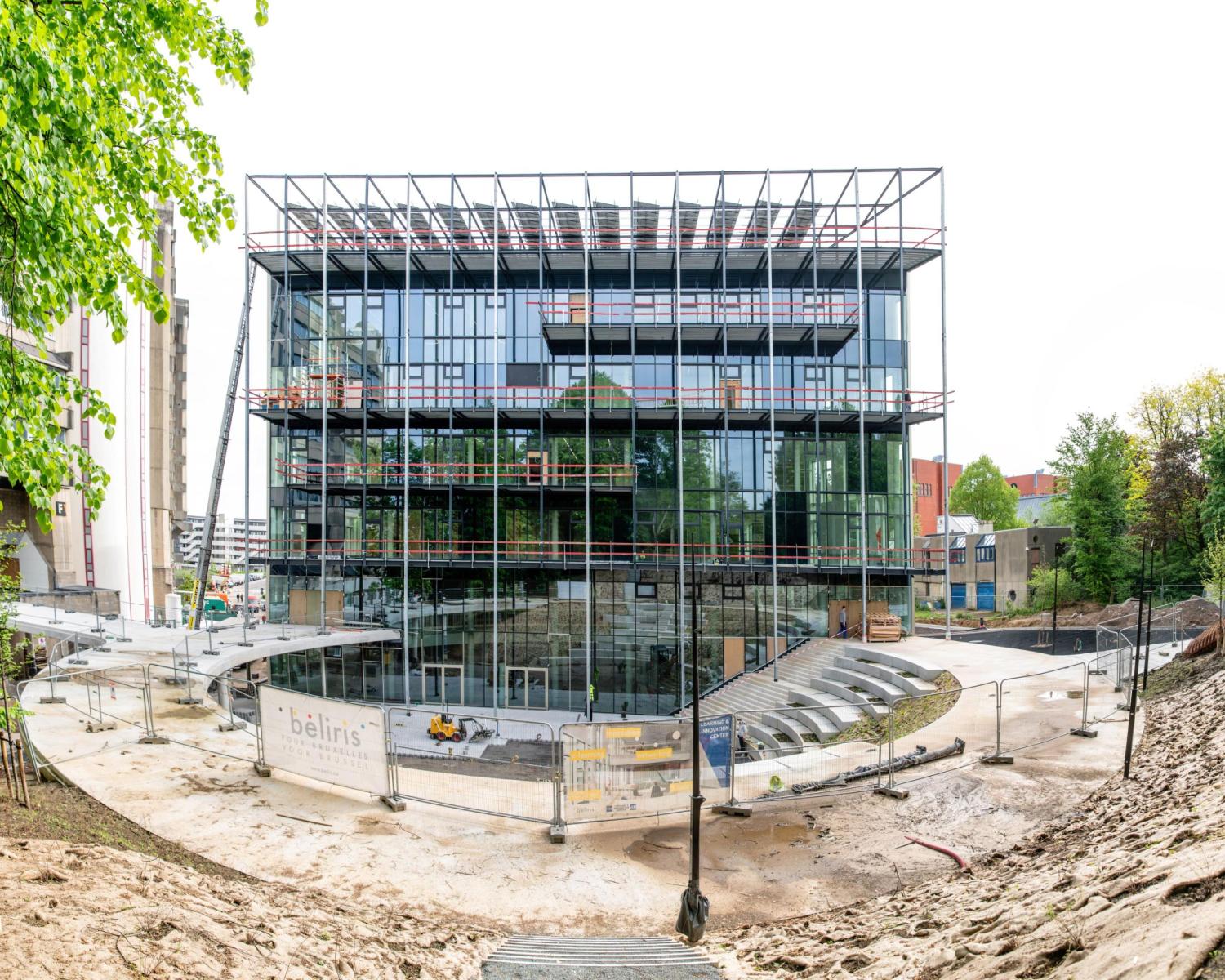 Panorama van het LIC, met links de campus van de VUB en rechts de ULB campus. 