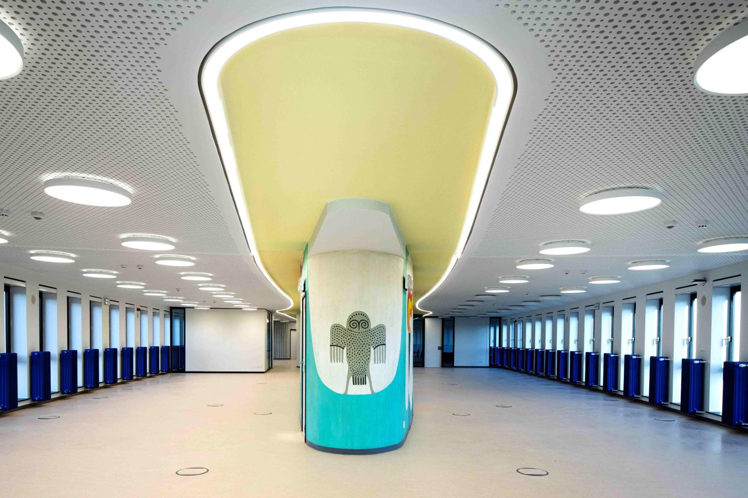 Vijfde verdieping Braemgebouw met muurschildering van de uil, als symbool van de wijsheid