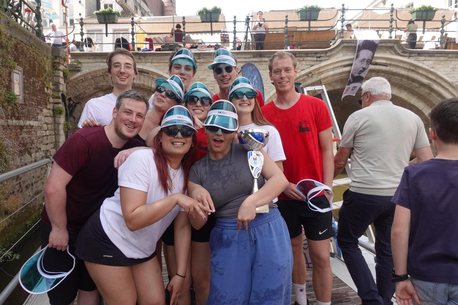De VUB Foxes tijdens de Drakenbootrace in 2024