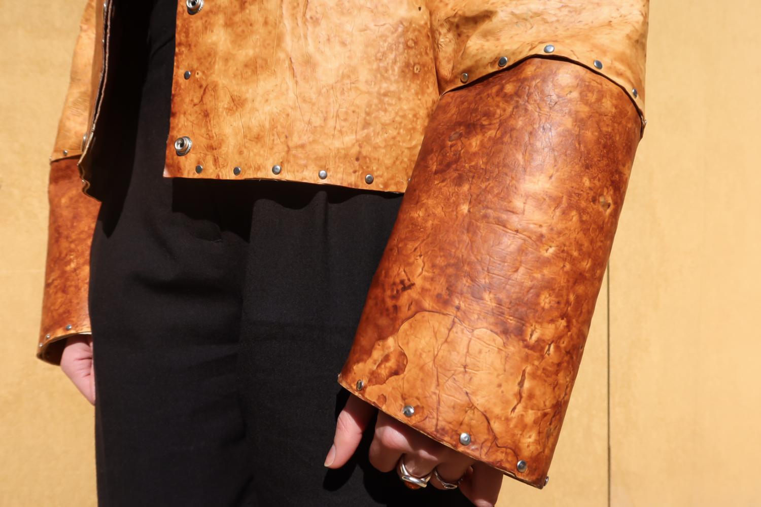 Detail van Annah-Ololade Sangosanya haar jasje.