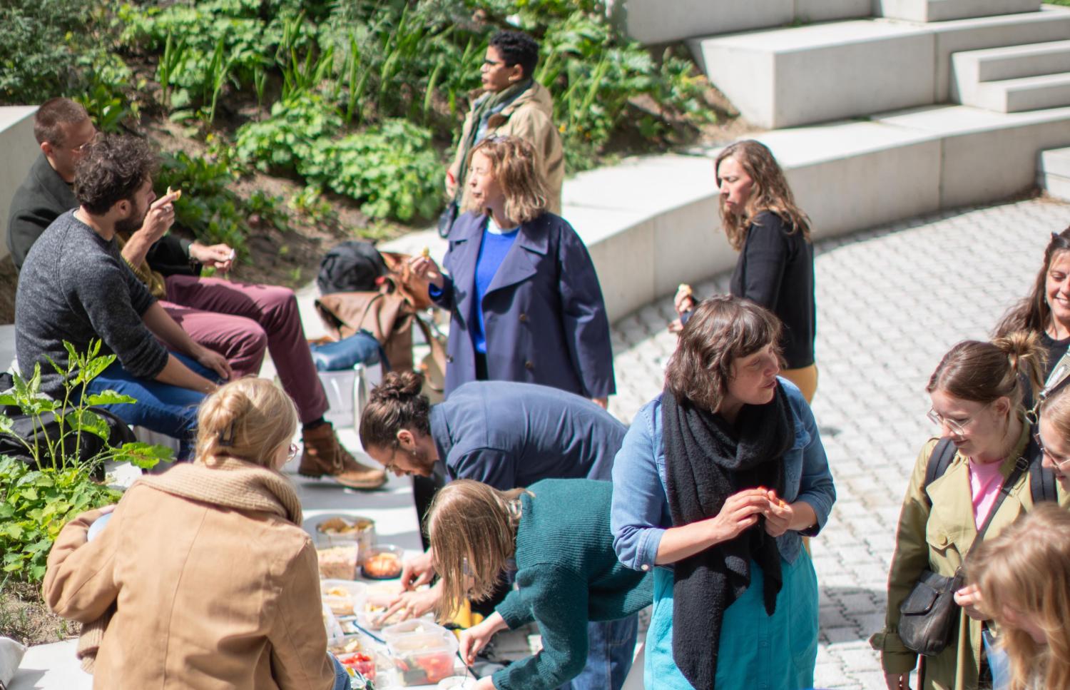 Professor Liesbeth De Donder en enkele van haar studenten aan het LIC Professor Liesbeth De Donder en enkele van haar studenten aan het LIC