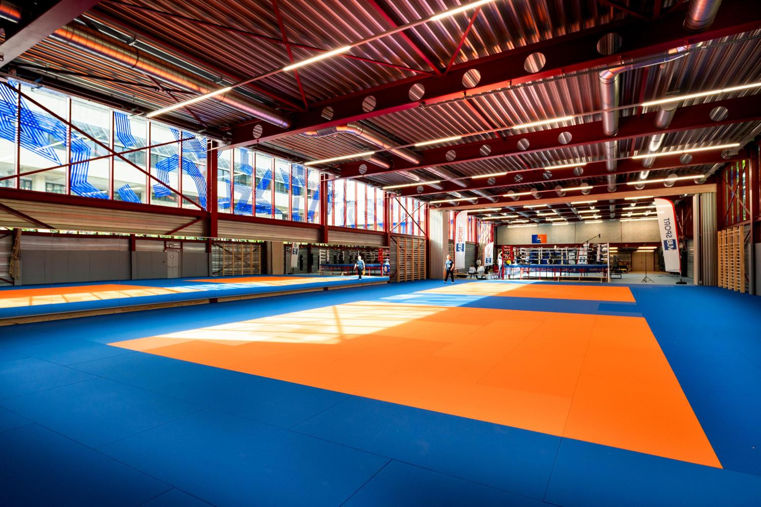 Judozaal cemas oranje en blauwe matten