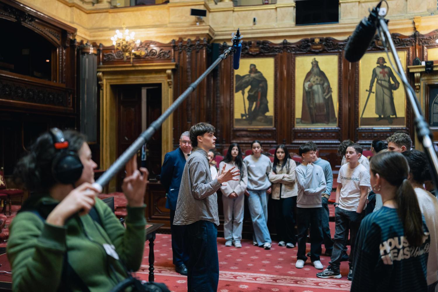Mauro Michielsen met scholieren in de Senaat