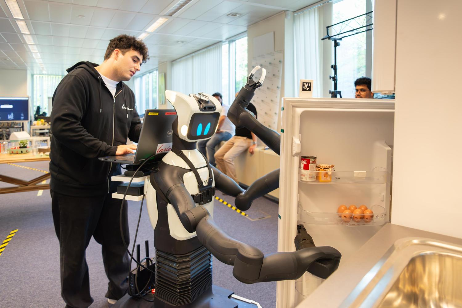 Robot opent koelkast