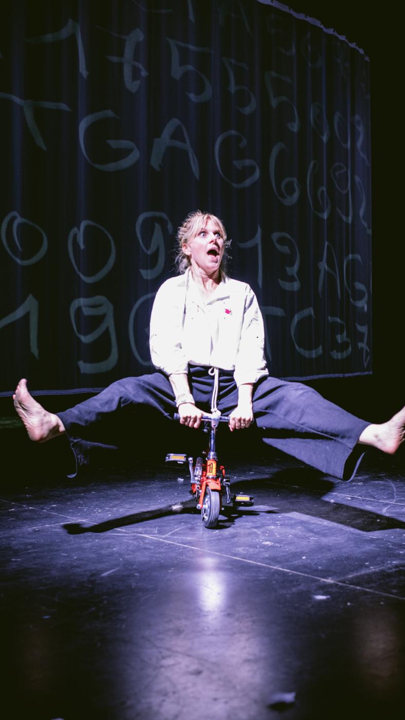 Ann Miller als Caroline Pauwels in Ode aan de verwondering