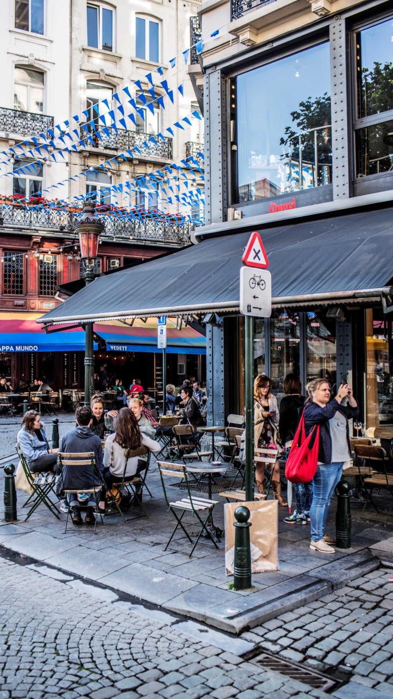 Jongeren op een terras