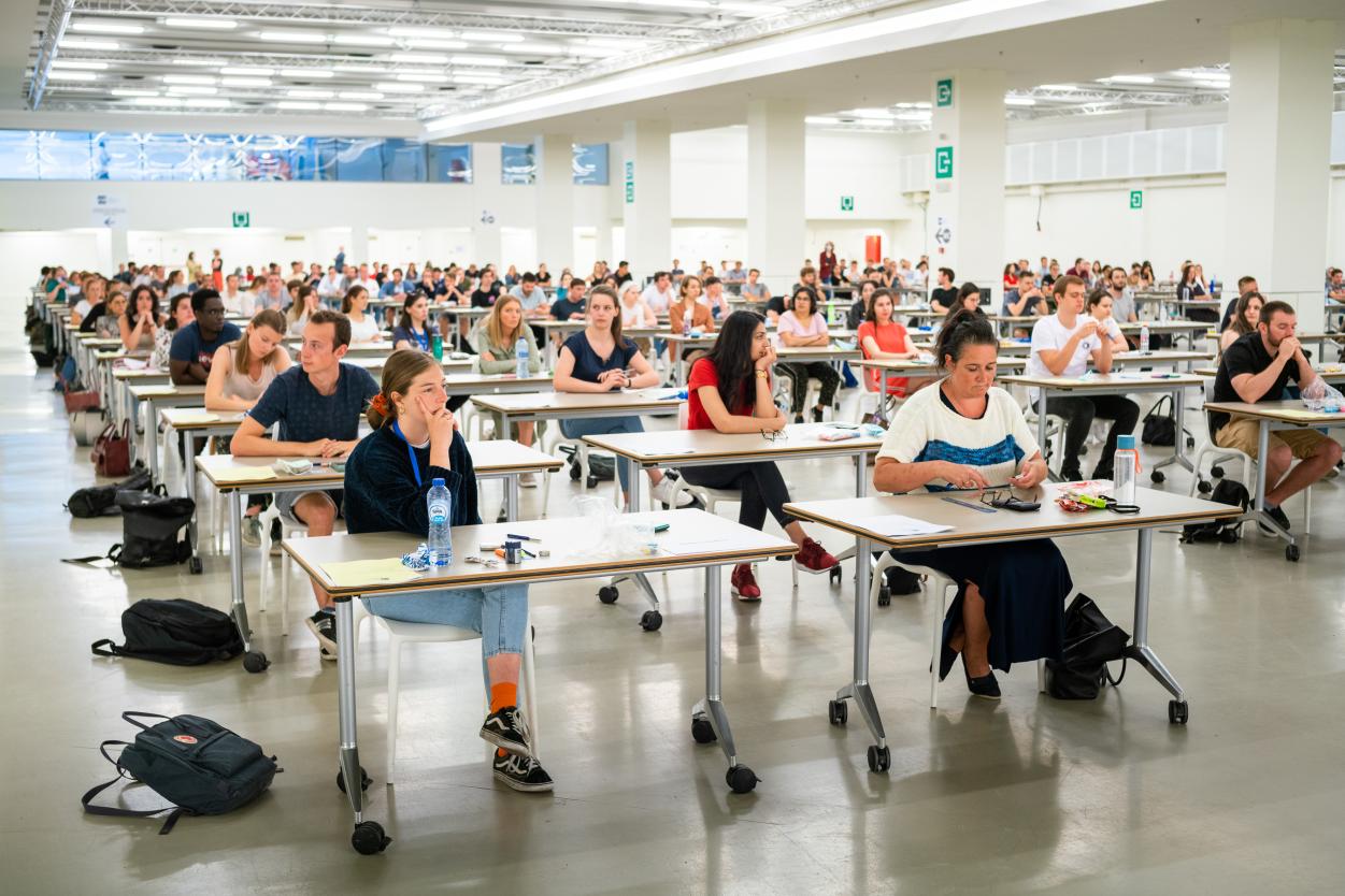 Studenten tijdens examen op Wekonekt Campus Square Studenten tijdens examen op Wekonekt Campus Square