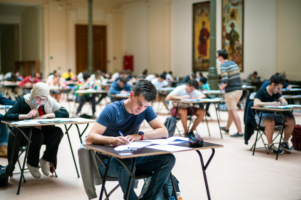 Studenten tijdens examen op Kmkg