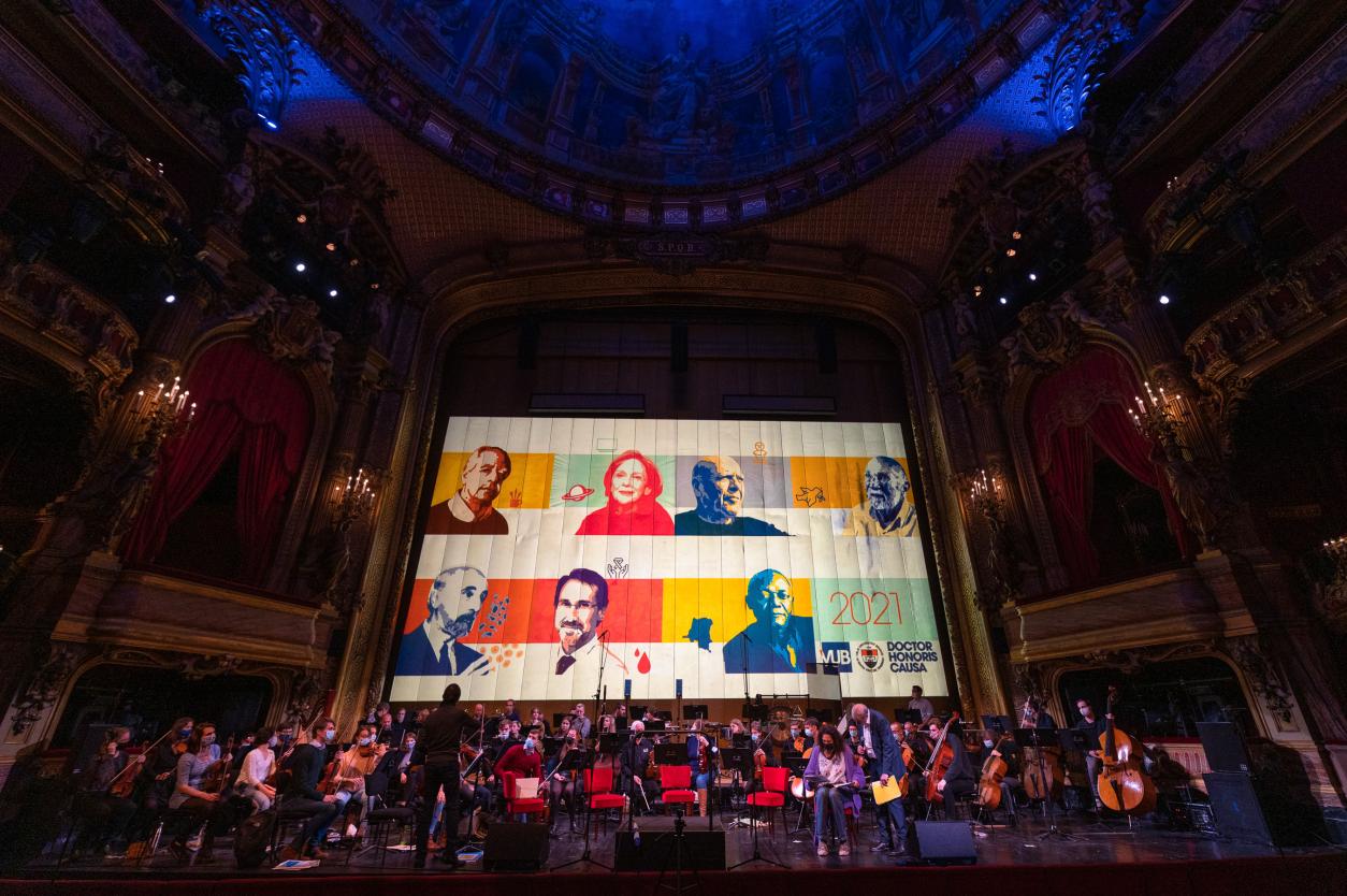 Eredoctorandus op het podium op het DHC Ceremony