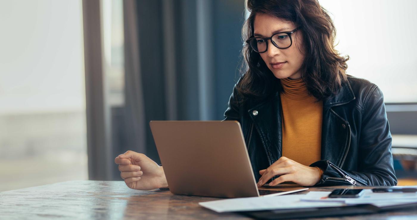 Vrouw werkend aan een laptop