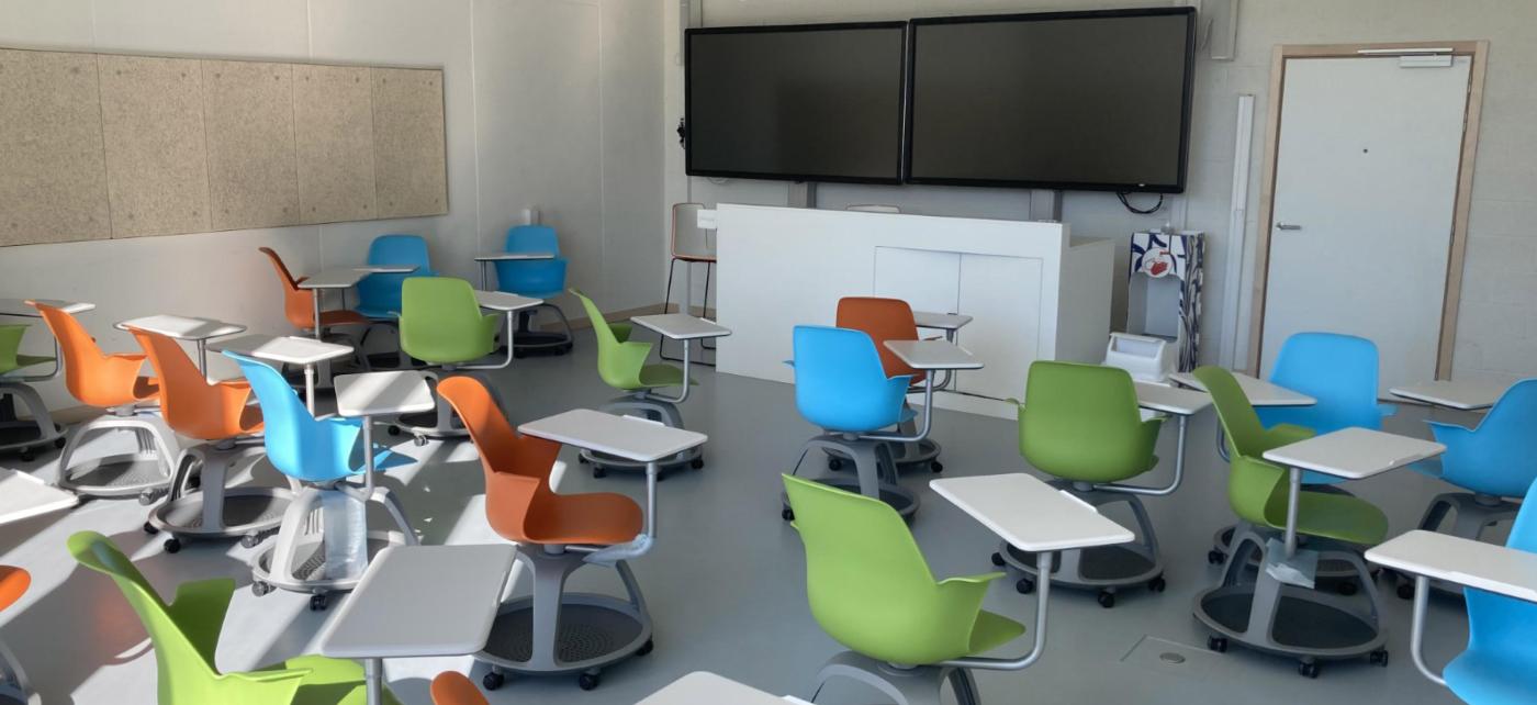 2022_Lokaal met gekleurde stoelen en schermen_Infrastructuur_Evenement_VUB_Banner 2022_Lokaal met gekleurde stoelen en schermen_Infrastructuur_Evenement_VUB_Banner