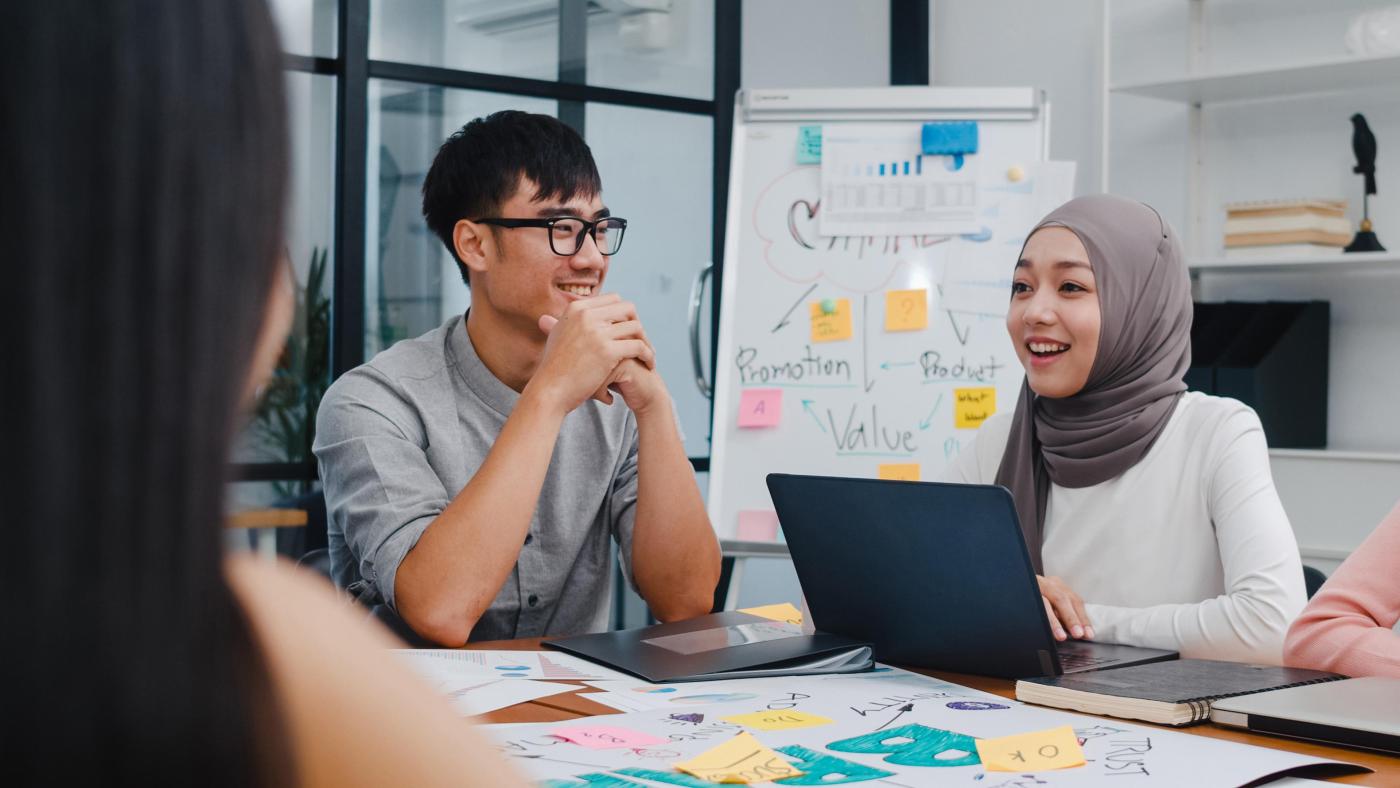 2022_Multiraciale groep jonge creatieve mensen brainstormen_Ideeën bespreken tijdens vergaderingen_Kantoor_S_1902334372