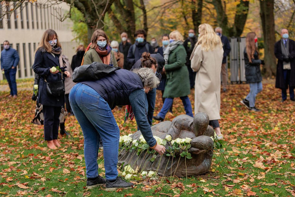 2021_bloemen_monument_troost_etterbeek_vub