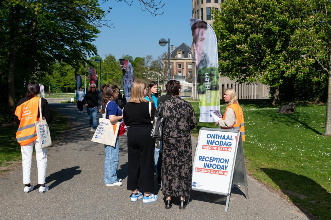 2022_Infodag_24 april_Mensen buiten aan inkom van de campus tijdens de opendeurdag_Etterbeek_VUB