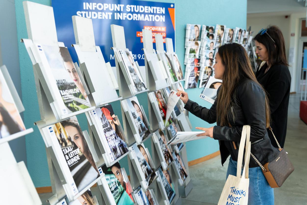 2022_Infopunt studenten tijdens infodag_24 april_Etterbeek_VUB 2022_Infopunt studenten tijdens infodag_24 april_Etterbeek_VUB