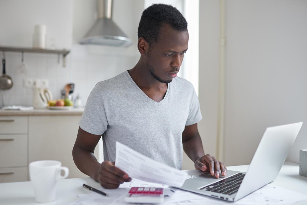 2022_Student met laptop en document_Vakken_Registreren_Aanvinken_Studieplan_Opties_Kiezen_Kalender_S_621332870