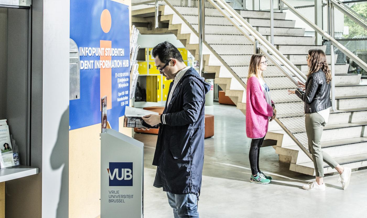 2022_Studenten ontmoeten elkaar aan infopunt_Etterbeek_VUB