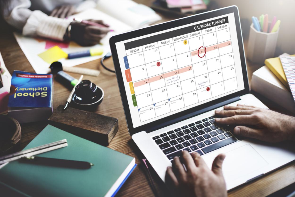 2022_Laptop met planning op een agenda_Kalender_Planner_Deadline_S_470706872 2022_Laptop met planning op een agenda_Kalender_Planner_Deadline_S_470706872
