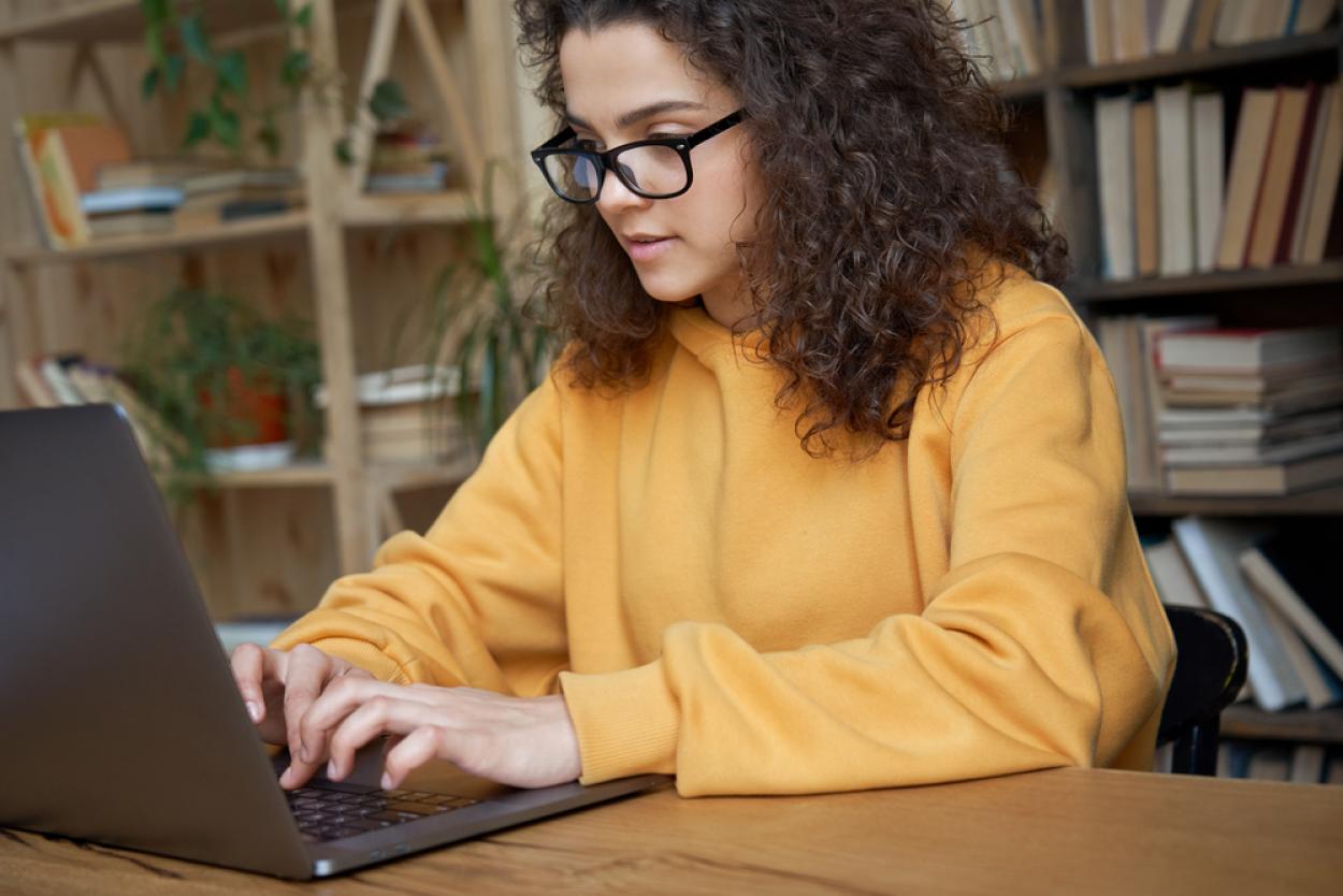 2022_Studente met laptop_Studiekeuzeproces_S_1740030320 2022_Studente met laptop_Studiekeuzeproces_S_1740030320