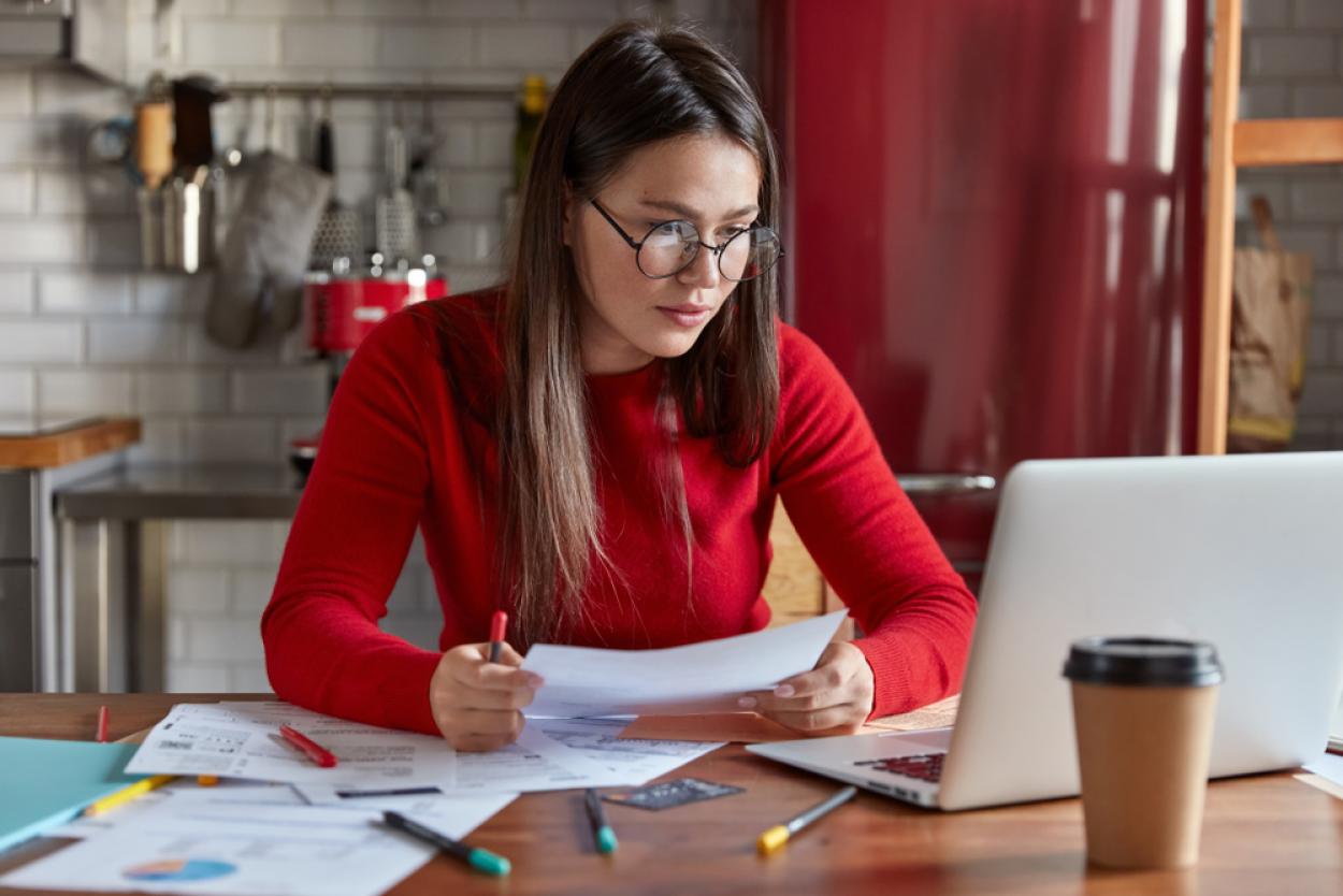 2022_Studente_Vrouw met Laptop_S_1191352171 2022_Studente_Vrouw met Laptop_S_1191352171