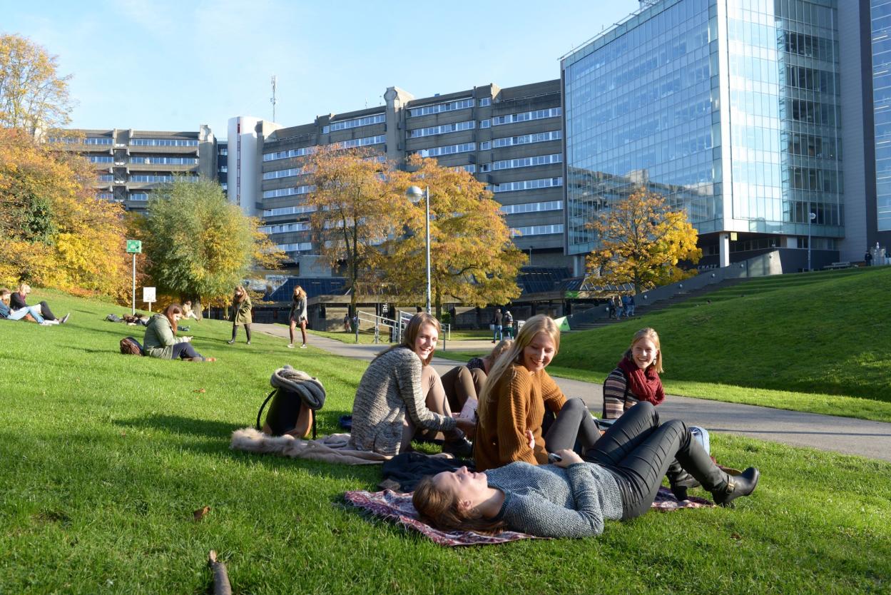 2022_Studenten zitten op het grasveld_Esplanade_Etterbeek_VUB