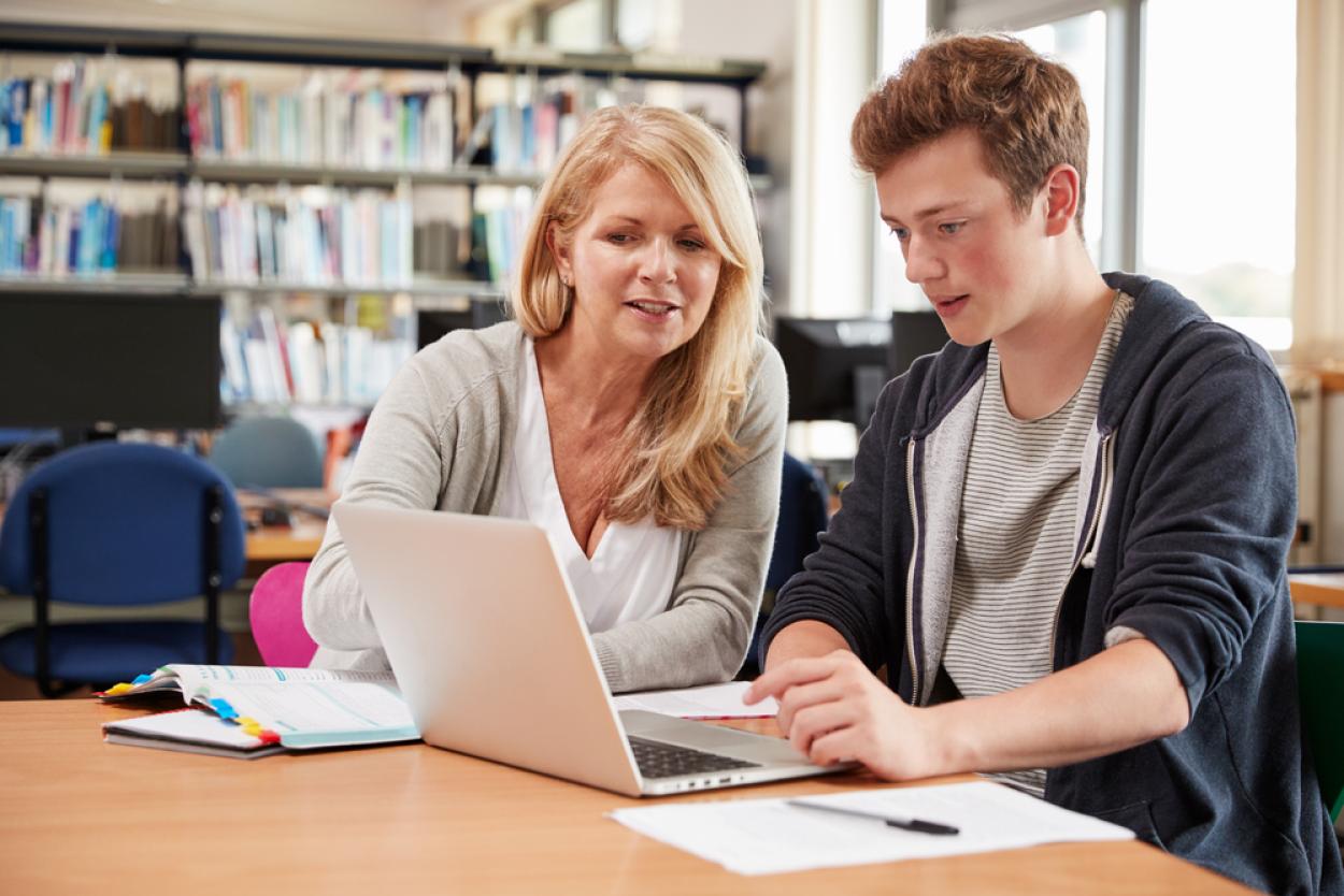 2022_Studiebegeleiding_Docent en student met laptop_Tutor_S_765907471 2022_Studiebegeleiding_Docent en student met laptop_Tutor_S_765907471