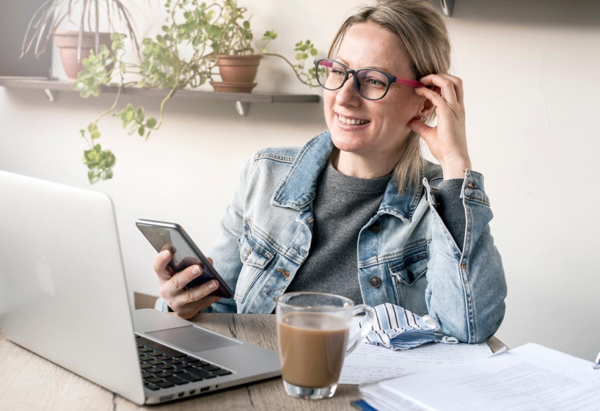 2022_Vrouw met een laptop_Studente_S_1891464067