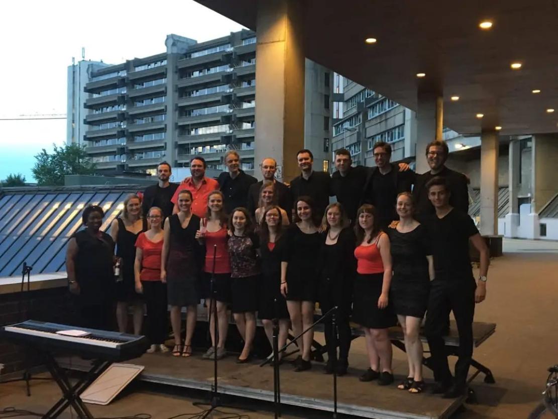 VUB-choir Café Latte singing on-campus