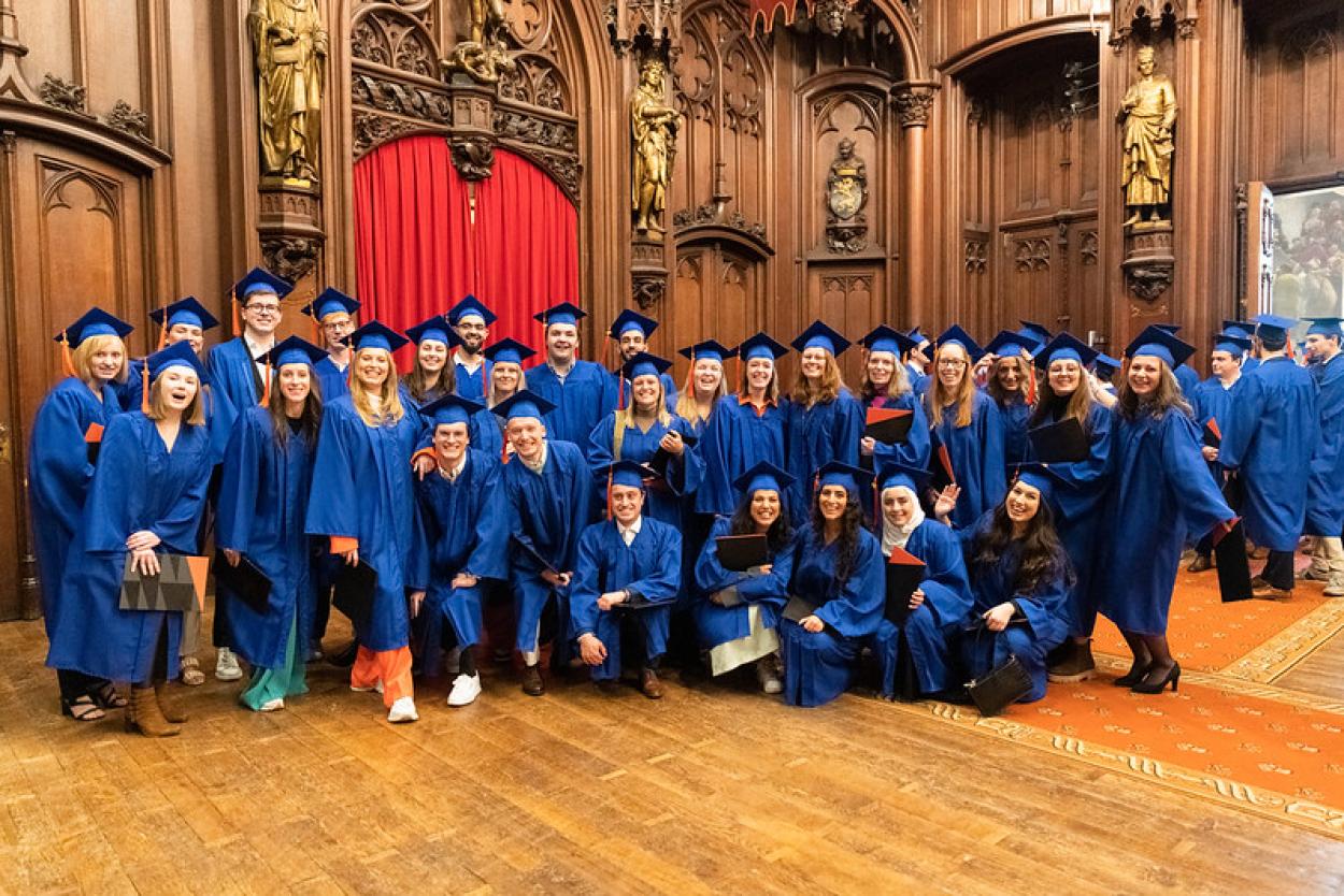 Kersverse alumni geneeskunde in het stadhuis van Brussel
