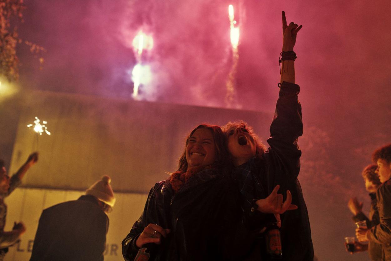 Feestvierende studenten op campus Etterbeek - Still uit serie 1985