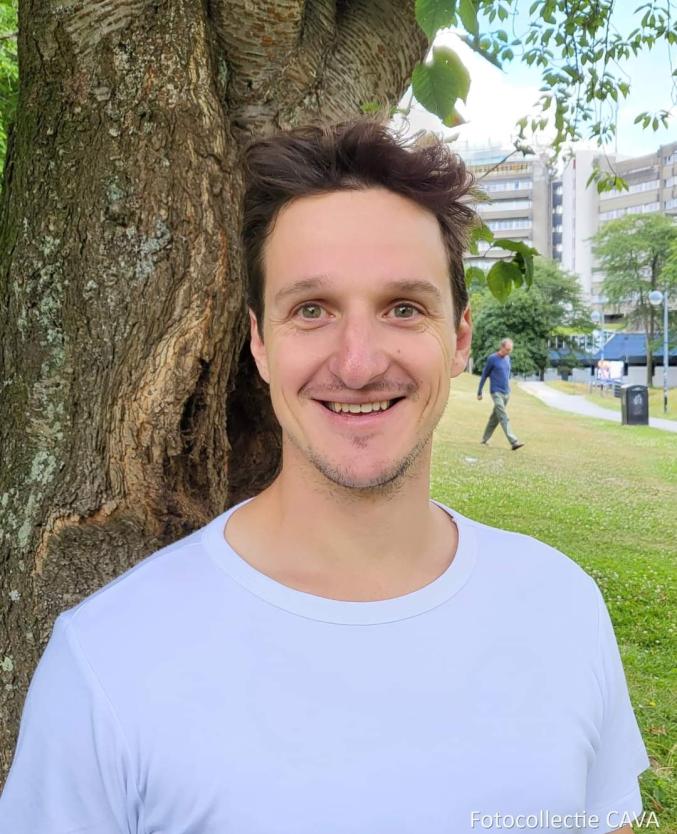 Stijn Baetens lachend onder de boom op de VUB Main Campus