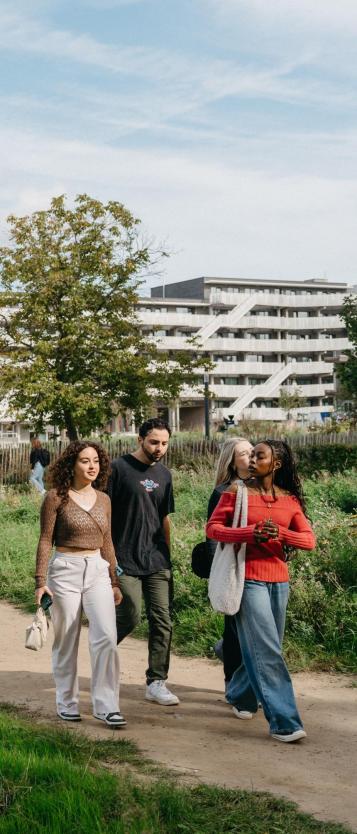 Studenten aan gebouw I 