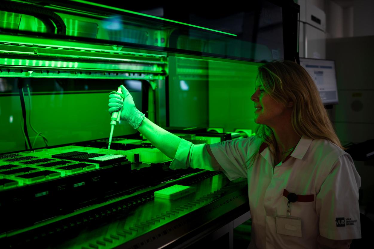 Onderzoeker aan de slag met DNA sequencer