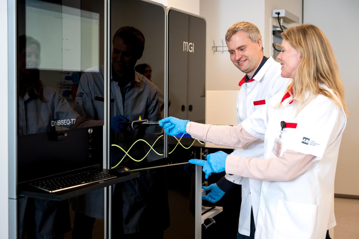 Onderzoekers aan de slag met DNA sequencer