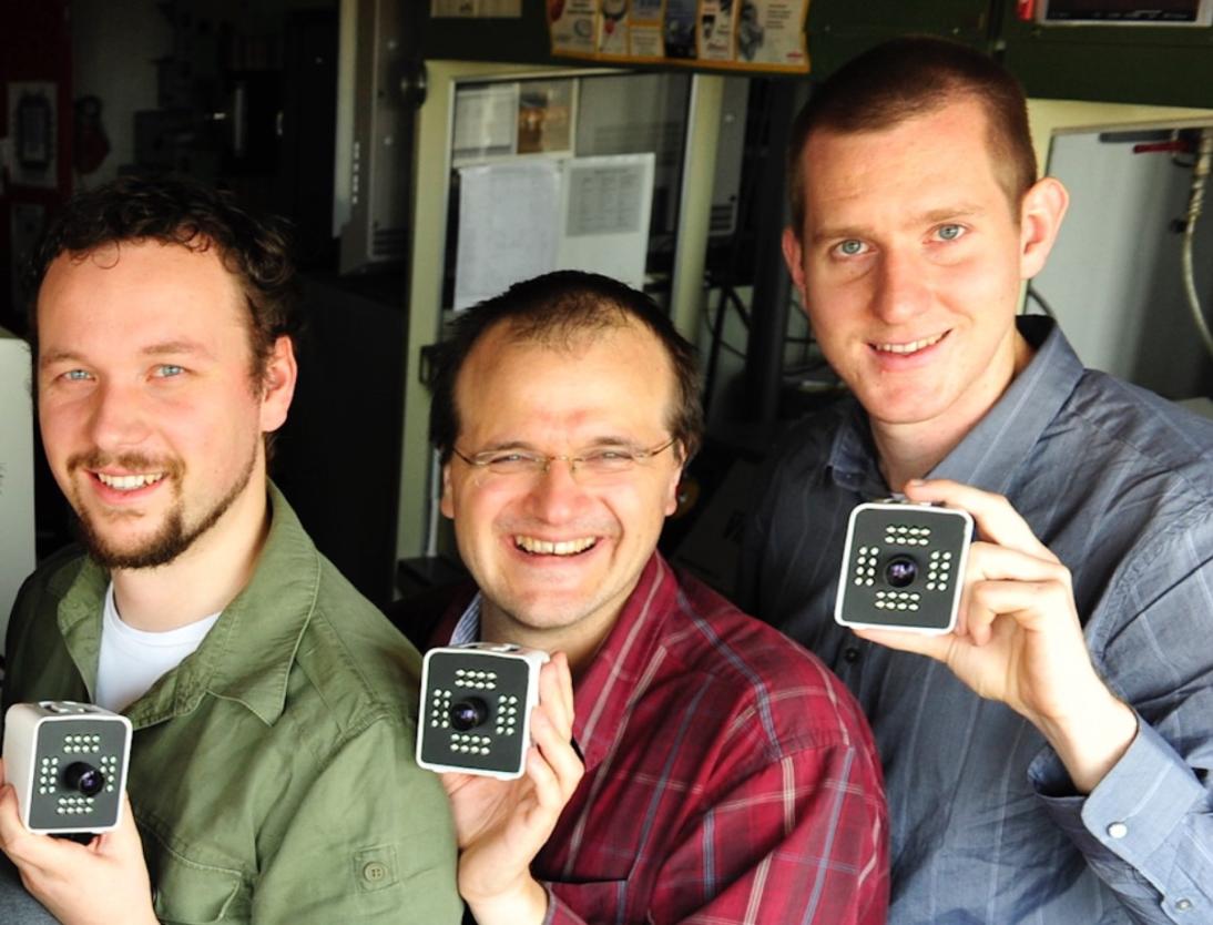 Daniël Van Nieuwenhove, prof. Maarten Kuijk en Ward Vander Tempel met het eerste Optrima-product