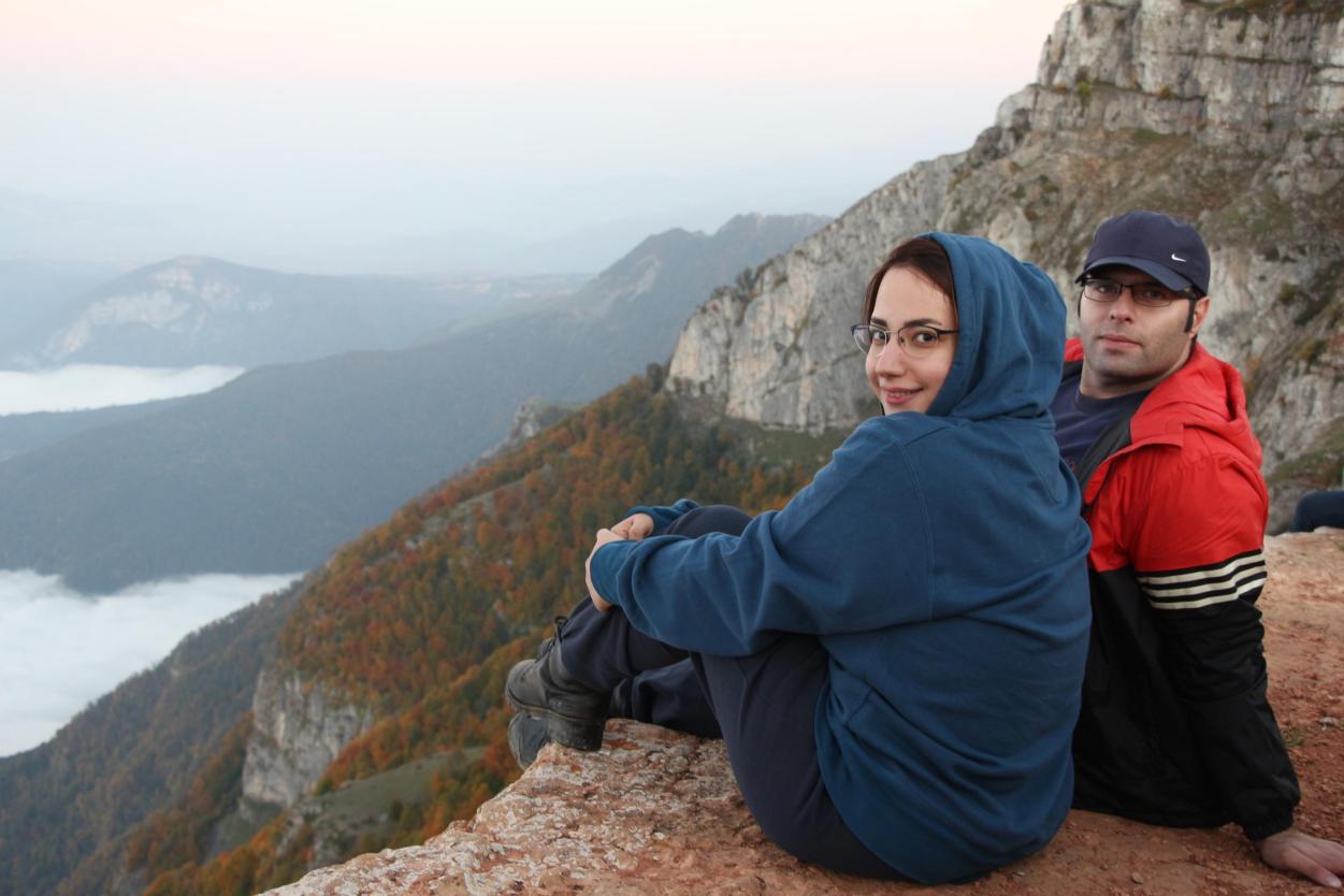 Voorlopig geniet Narges nog volop van haar statuut als internationale student. “Ik ben iemand die erg geïnteresseerd is in andere culturen, gewoontes, talen,..., en aan de VUB is er zo’n diverse community dat je die ook volop kan ontdekken. Dat is voor mij echt een heel waardevol pluspunt.” Wat soms minder evident is, is het leeftijdsverschil met collega-studenten. “Aangezien het mijn tweede master is, zijn de meeste studenten bijna tien jaar jonger dan ik. Dat voel je onvermijdelijk in onze interesses en g
