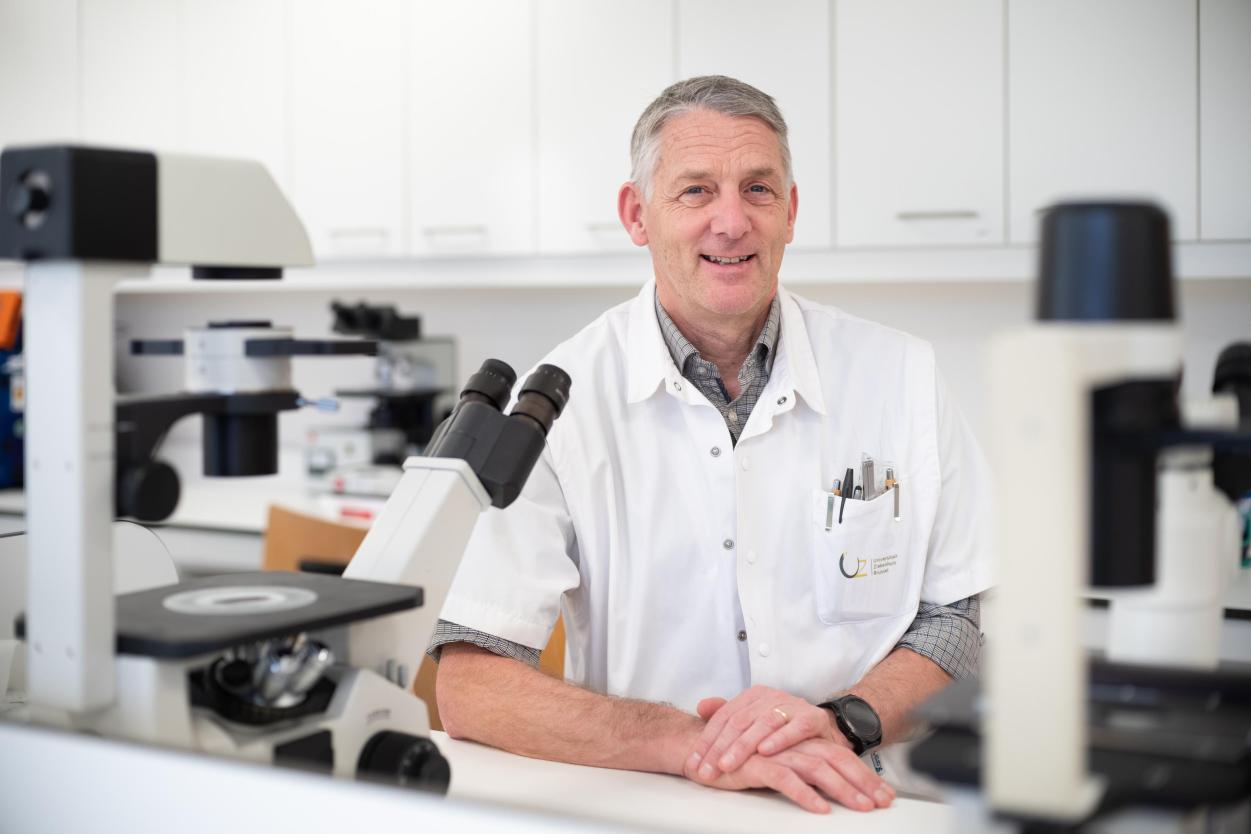 Professor Bart Neyns in het labo