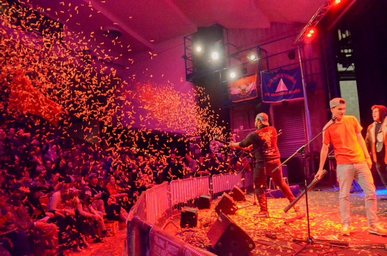 Studenten op een podium tijdens het Vrijzinnig Zangfeest