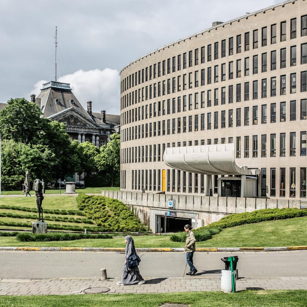 Voetgangers aan het wandelen voor Braemgebouw op Campus Etterbeek