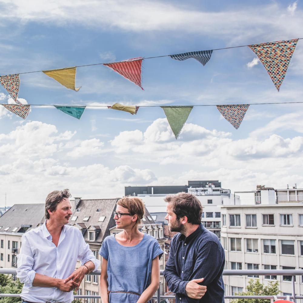 Groep aan het praten gefotografeerd voor de Coverstory van Henri9 in Bruxelles